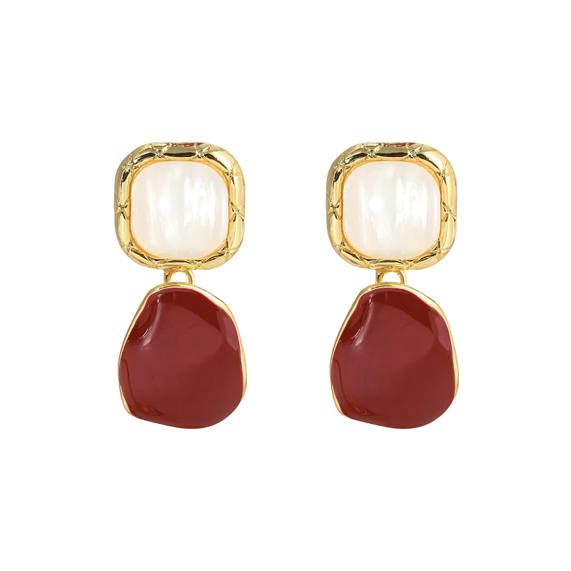 Shell earrings, personalized fashion temperament, dripping earrings, square earrings.
Shell earrings, personalized fashion temperament, dripping earrings, square earrings.