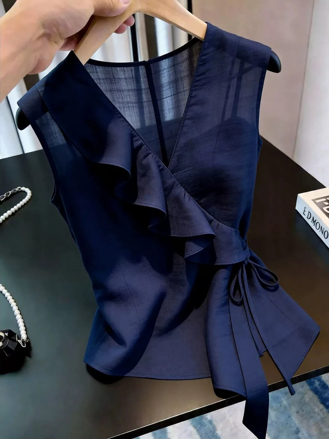 Summer V-Neck Sleeveless Vest Women's Fashion Simple Pure Color Casual Style Top Pleated Design Korean Style Straight Cut Silk
Summer V-Neck Sleeveless Vest Women's Fashion Simple Pure Color Casual Style Top Pleated Design Korean Style Straight Cut Silk