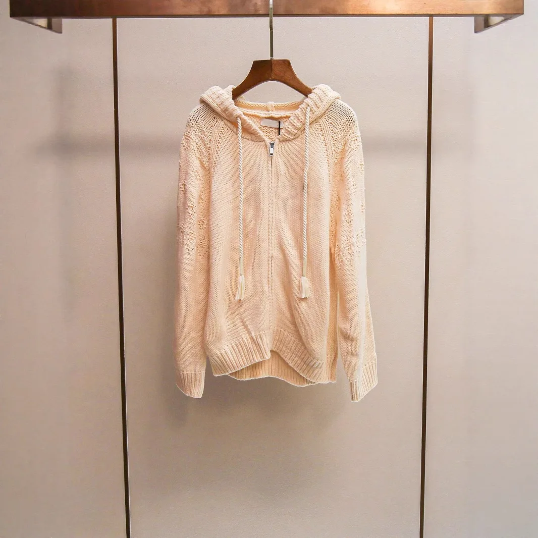 Женский летний кардиган MaSande: новый, высококачественный, в корейском стиле, повседневный, универсальный, с капюшоном, вязаный, с эффектом омоложения
Женский летний кардиган MaSande: новый, высококачественный, в корейском стиле, повседневный, универсальный, с капюшоном, вязаный, с эффектом омоложения