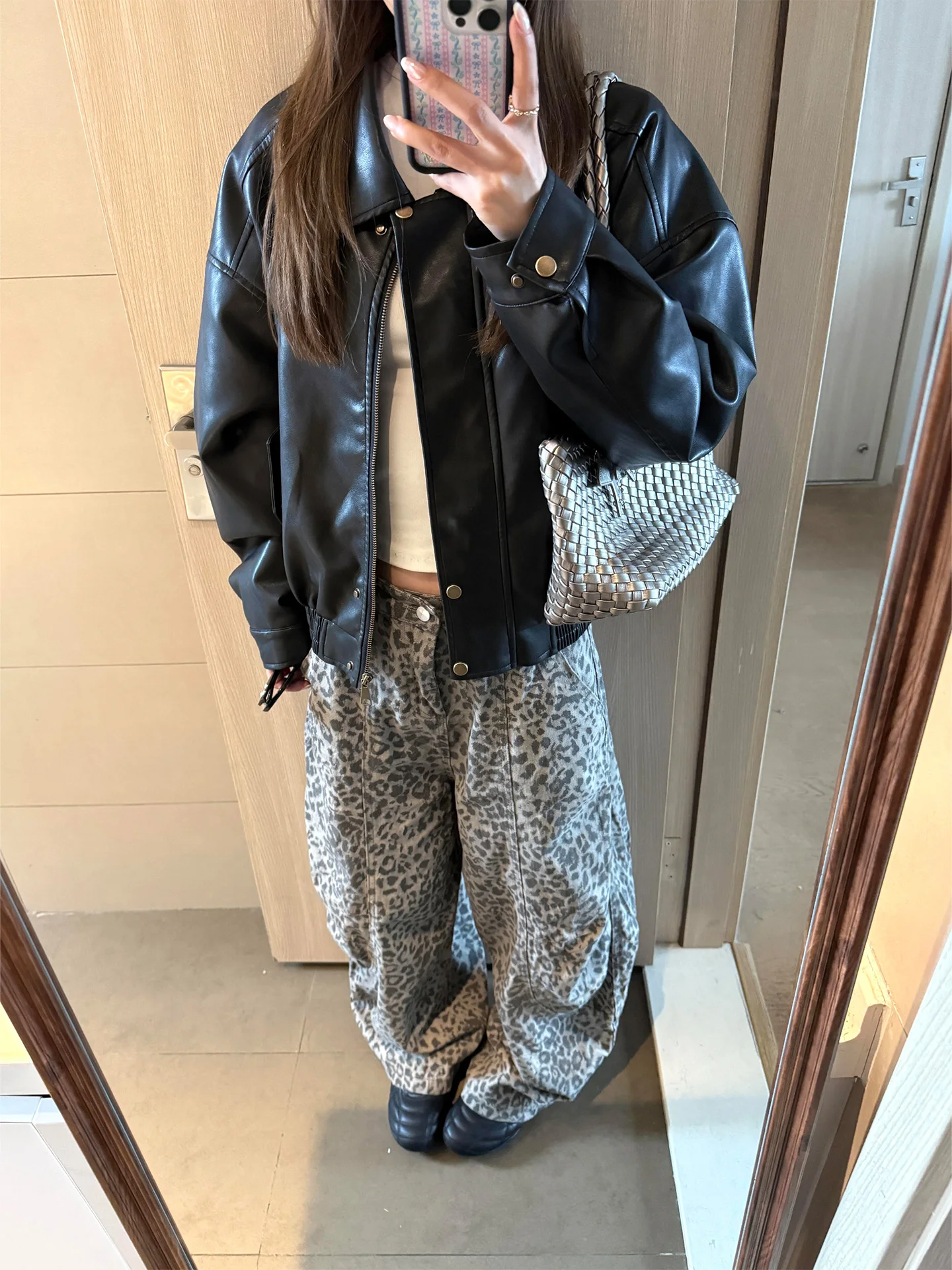 Summer 2026 High Waist Wide Leg Leopard Print Denim Jeans Women's Loose Straight Retro Washed Casual High Street Style
Summer 2026 High Waist Wide Leg Leopard Print Denim Jeans Women's Loose Straight Retro Washed Casual High Street Style