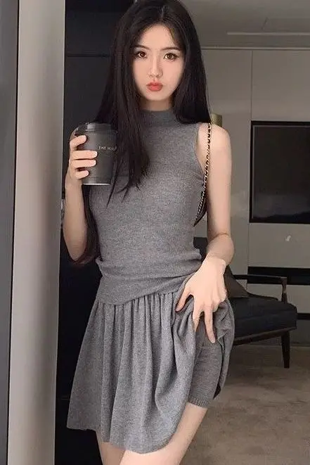 Лето 2023, новые комплекты из двух предметов, женский корейский модный утягивающий вязаный топ без рукавов, короткая юбка трапециевидной формы, комплект
Лето 2023, новые комплекты из двух предметов, женский корейский модный утягивающий вязаный топ без рукавов, короткая юбка трапециевидной формы, комплект