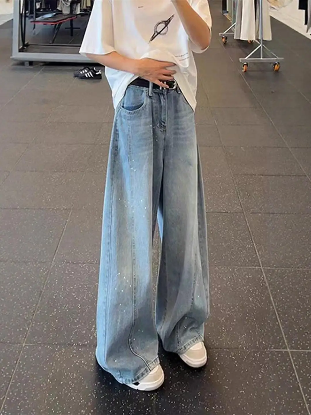 Ретро-джинсы мужские американского стиля, светло-голубые, с принтом в горошек, широкие, прямые, слегка расклешенные, повседневные, модный дизайн в стиле High Street
Ретро-джинсы мужские американского стиля, светло-голубые, с принтом в горошек, широкие, прямые, слегка расклешенные, повседневные, модный дизайн в стиле High Street