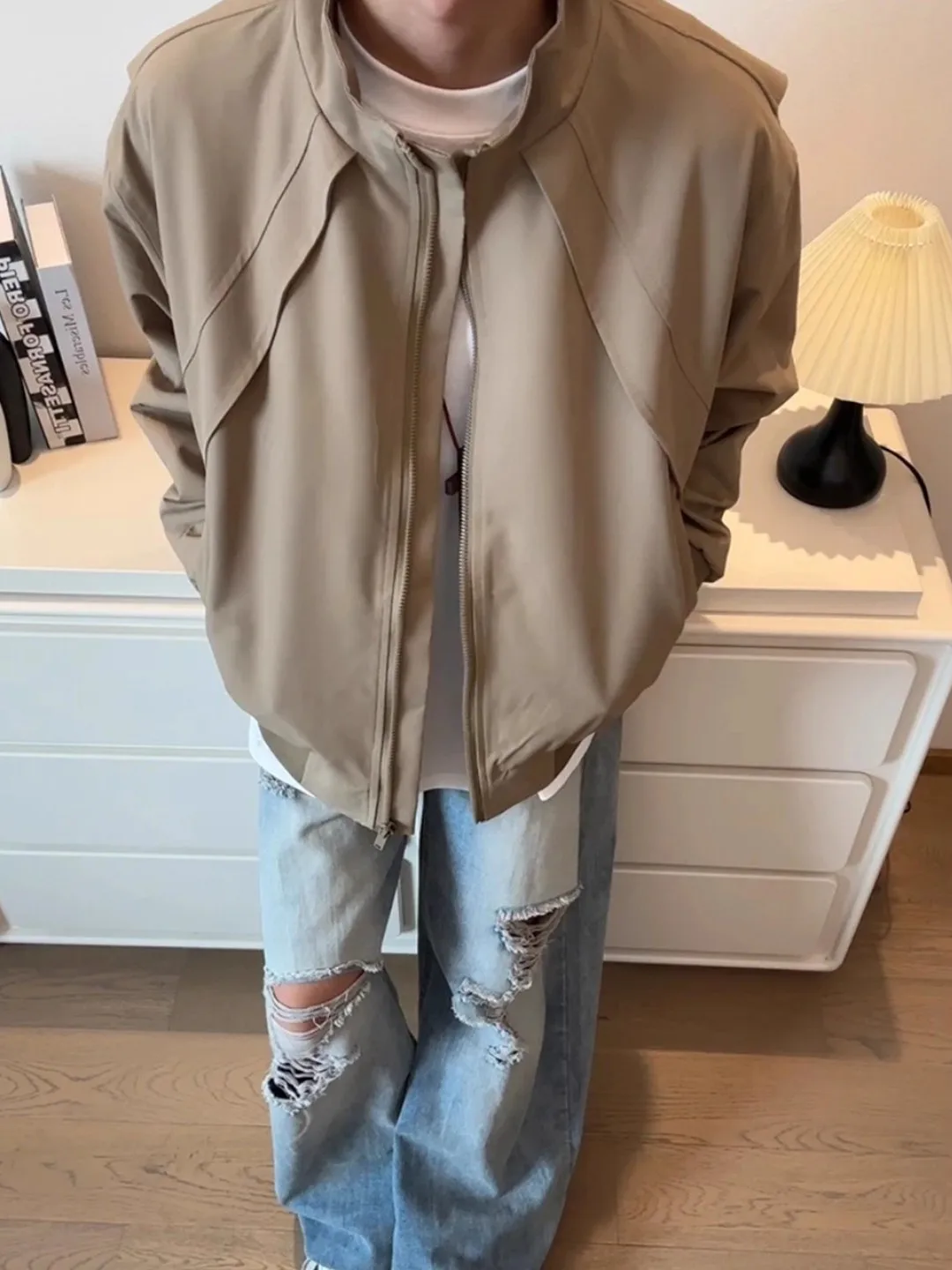 Мужская функциональная ветровка цвета хаки с деконструированным дизайном, воротником-стойкой, в стиле пэчворк, для активного отдыха, в американском стиле, с длинными рукавами
Мужская функциональная ветровка цвета хаки с деконструированным дизайном, воротником-стойкой, в стиле пэчворк, для активного отдыха, в американском стиле, с длинными рукавами