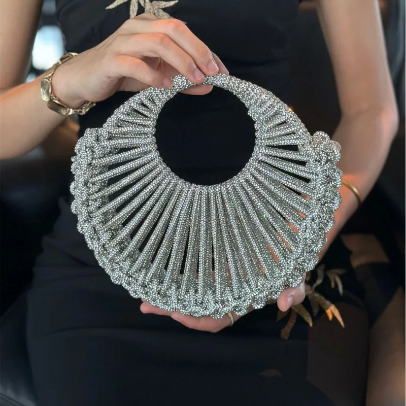 Новая элегантная роскошная вечерняя сумочка-клатч из серебристого вискозного полотна ручной работы, круглая, для свадеб, вечеринок и банкетов, тренд 2026 года
Новая элегантная роскошная вечерняя сумочка-клатч из серебристого вискозного полотна ручной работы, круглая, для свадеб, вечеринок и банкетов, тренд 2026 года