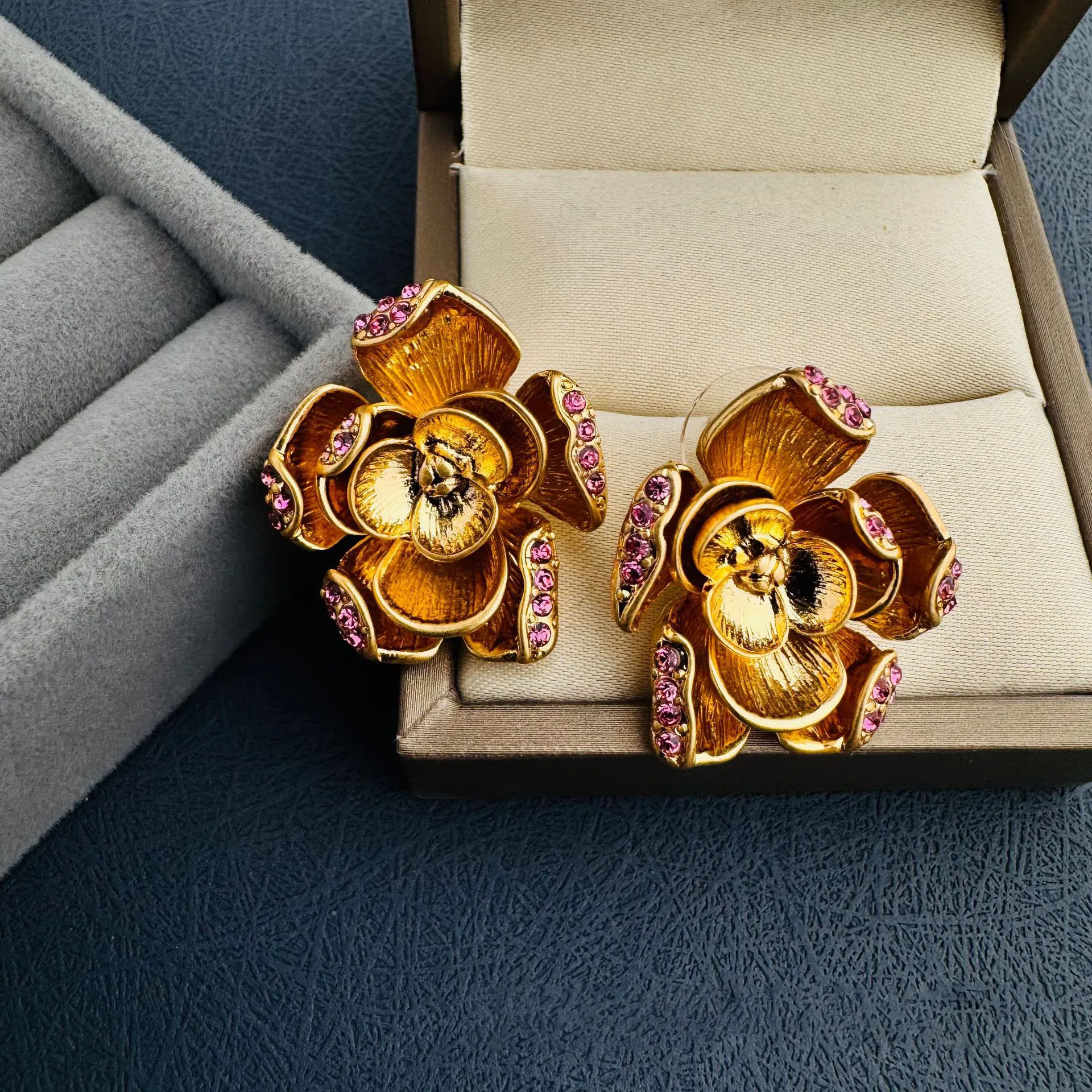 Vintage floral-shaped ladies' earrings
Vintage floral-shaped ladies' earrings