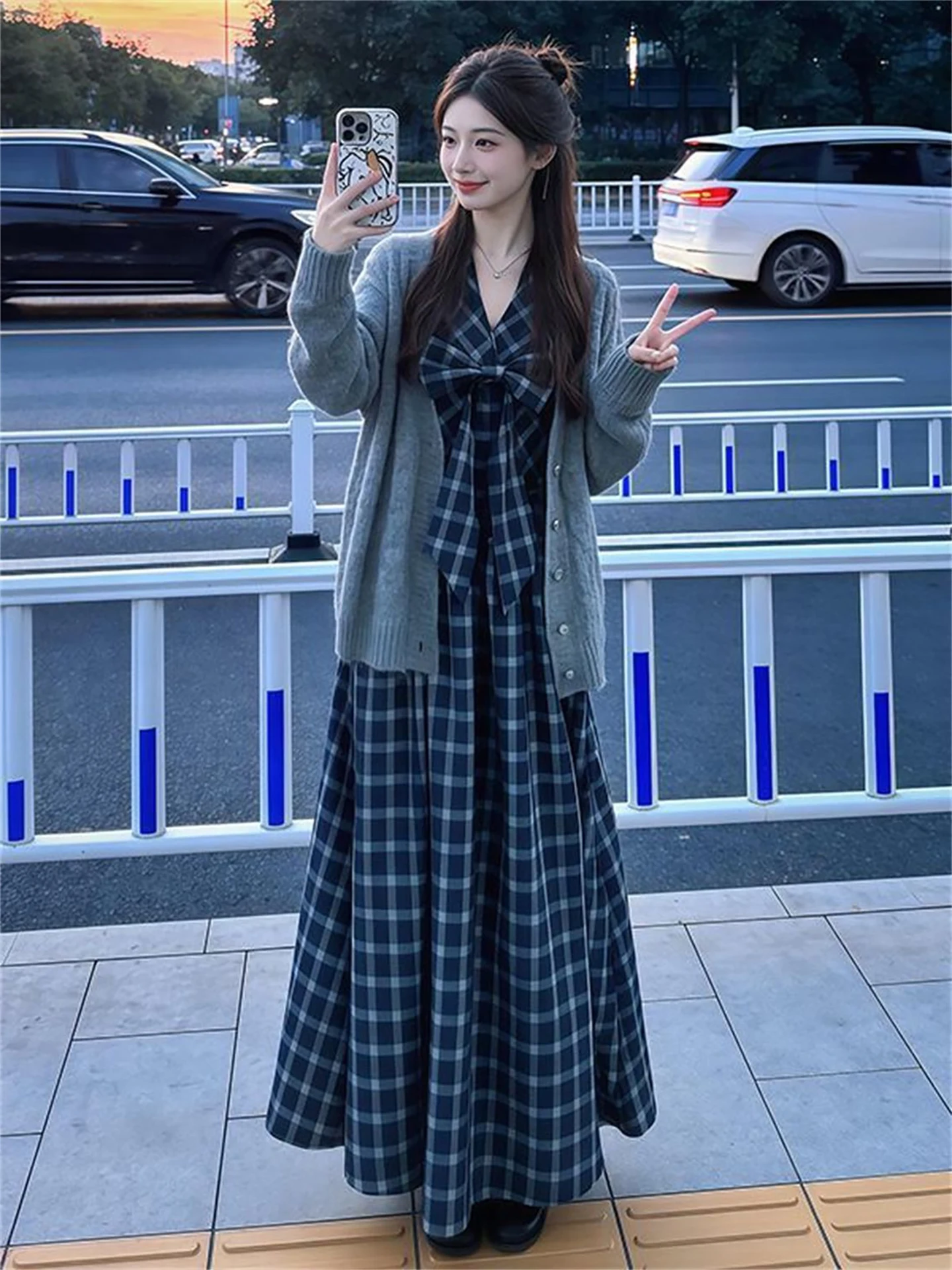 Spring Lazy Relaxing Style Women's Grey Knitted Open Cardigan V-Neck Plaid Dress Two-Piece Set Casual Fashion Ensemble
Spring Lazy Relaxing Style Women's Grey Knitted Open Cardigan V-Neck Plaid Dress Two-Piece Set Casual Fashion Ensemble