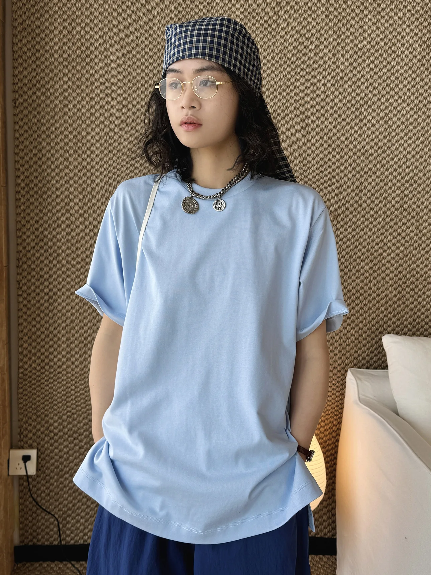 Новая женская футболка свободного кроя в минималистском повседневном стиле с круглым вырезом и микро-разрезами по бокам подола для ранней весны.
Новая женская футболка свободного кроя в минималистском повседневном стиле с круглым вырезом и микро-разрезами по бокам подола для ранней весны.