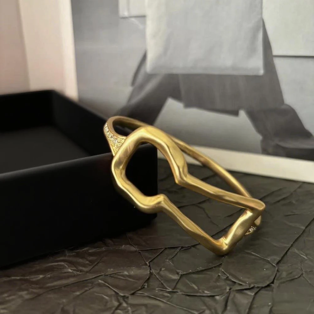 European and American Fashion Trends Niche Design 2025 New Classic Pattern Keyhole with Diamond Bracelet
European and American Fashion Trends Niche Design 2025 New Classic Pattern Keyhole with Diamond Bracelet
