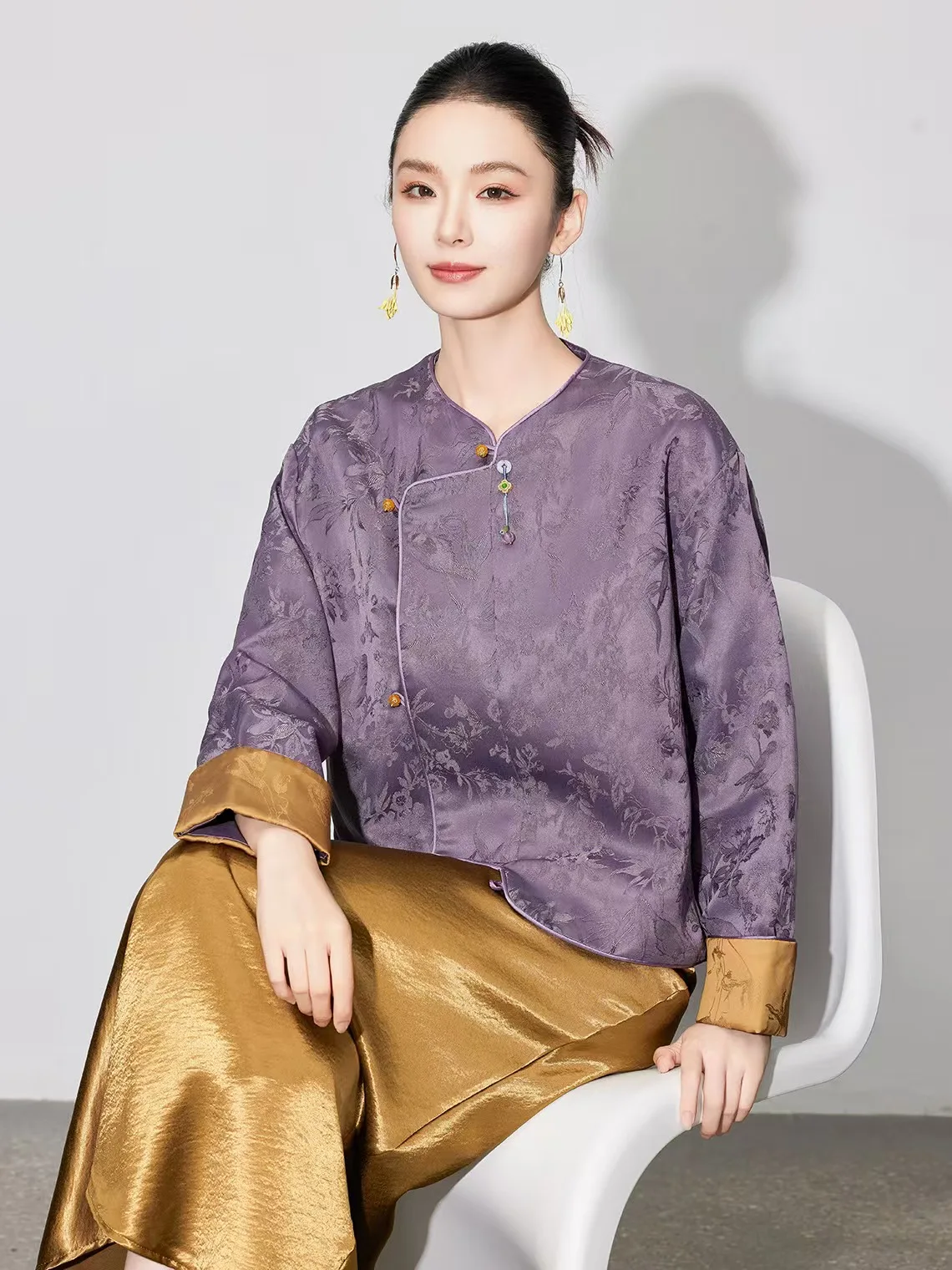 Chinese style ladies jacket top purple vintage China new design silk jacquard embroidery craft top women
Chinese style ladies jacket top purple vintage China new design silk jacquard embroidery craft top women