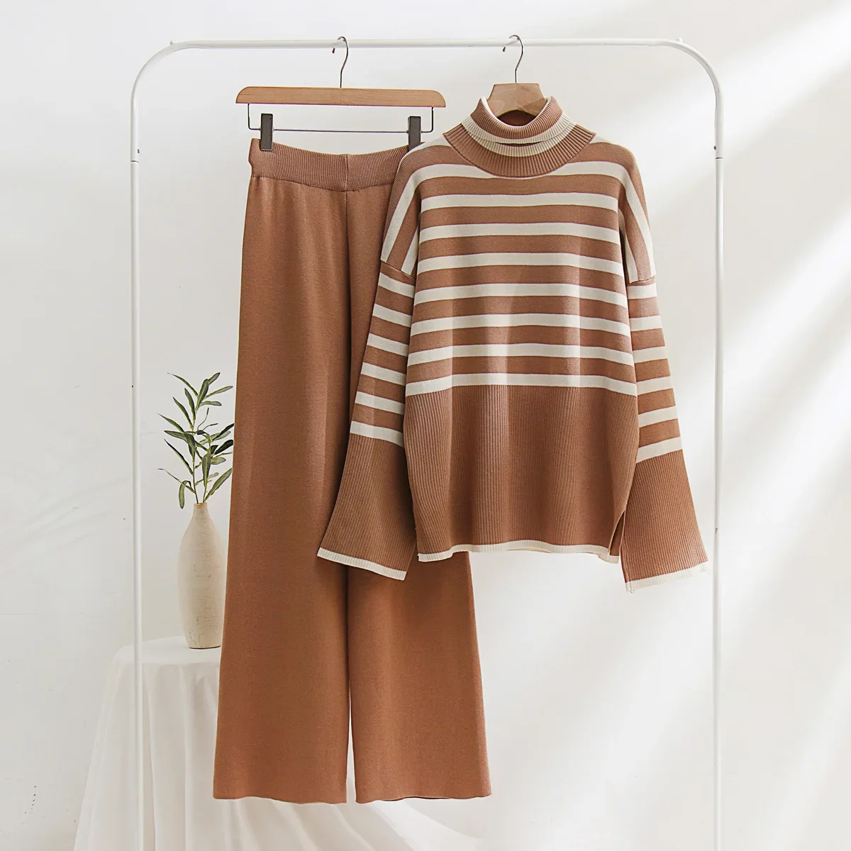 Striped Elegant Women Knitted Suit Split Sweater Top and Elastic High Waist Straight Pants 2 Pieces Set Female Autumn Winter New
Striped Elegant Women Knitted Suit Split Sweater Top and Elastic High Waist Straight Pants 2 Pieces Set Female Autumn Winter New