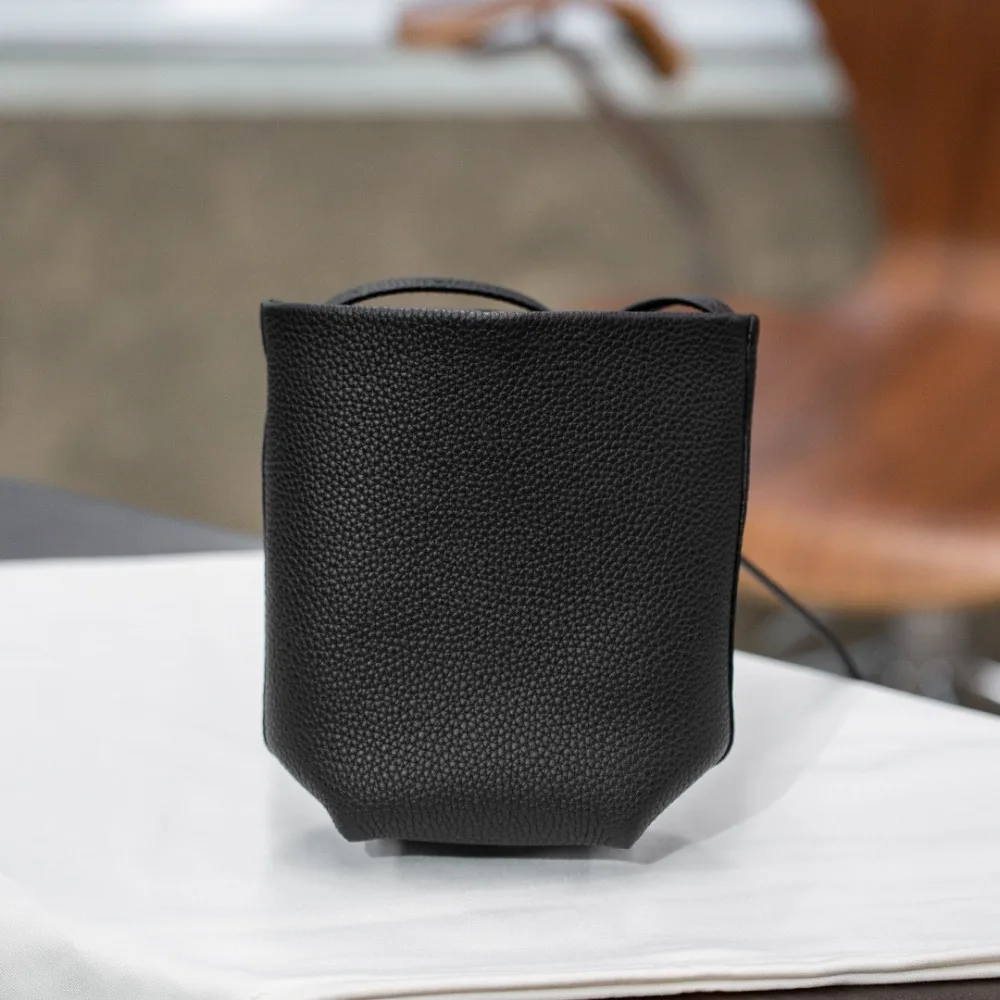 The First Layer of Cowhide Bucket Women's 2026 New Old Money Wind Mobile Phone Bag Simple Commuting Single Shoulder Niche Design
The First Layer of Cowhide Bucket Women's 2026 New Old Money Wind Mobile Phone Bag Simple Commuting Single Shoulder Niche Design