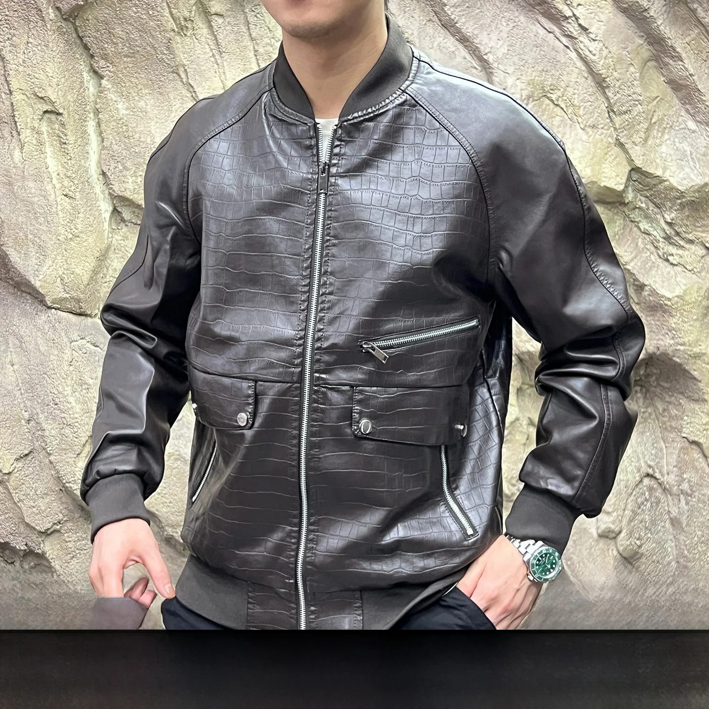 Мужской бейсбольный воротник из искусственной кожи с глянцевой талией, модный крокодиловый узор, высококачественная мотоциклетная одежда, осенняя одежда
Мужской бейсбольный воротник из искусственной кожи с глянцевой талией, модный крокодиловый узор, высококачественная мотоциклетная одежда, осенняя одежда