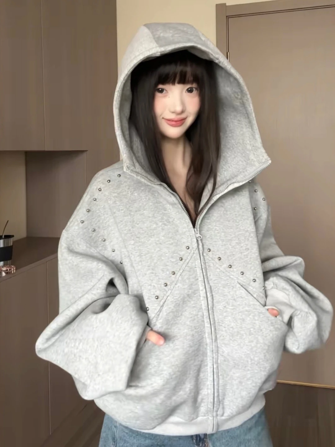 Ретро американский тяжелый Du заклепки с капюшоном открытый кардиган свитшот женский весна осень 2025 новая свободная пара на молнии Jaet
Ретро американский тяжелый Du заклепки с капюшоном открытый кардиган свитшот женский весна осень 2025 новая свободная пара на молнии Jaet