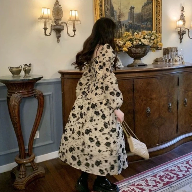 Легкое летнее платье с цветочным принтом, винтажный дизайн с квадратным вырезом и пышными рукавами для элегантного образа
Легкое летнее платье с цветочным принтом, винтажный дизайн с квадратным вырезом и пышными рукавами для элегантного образа 