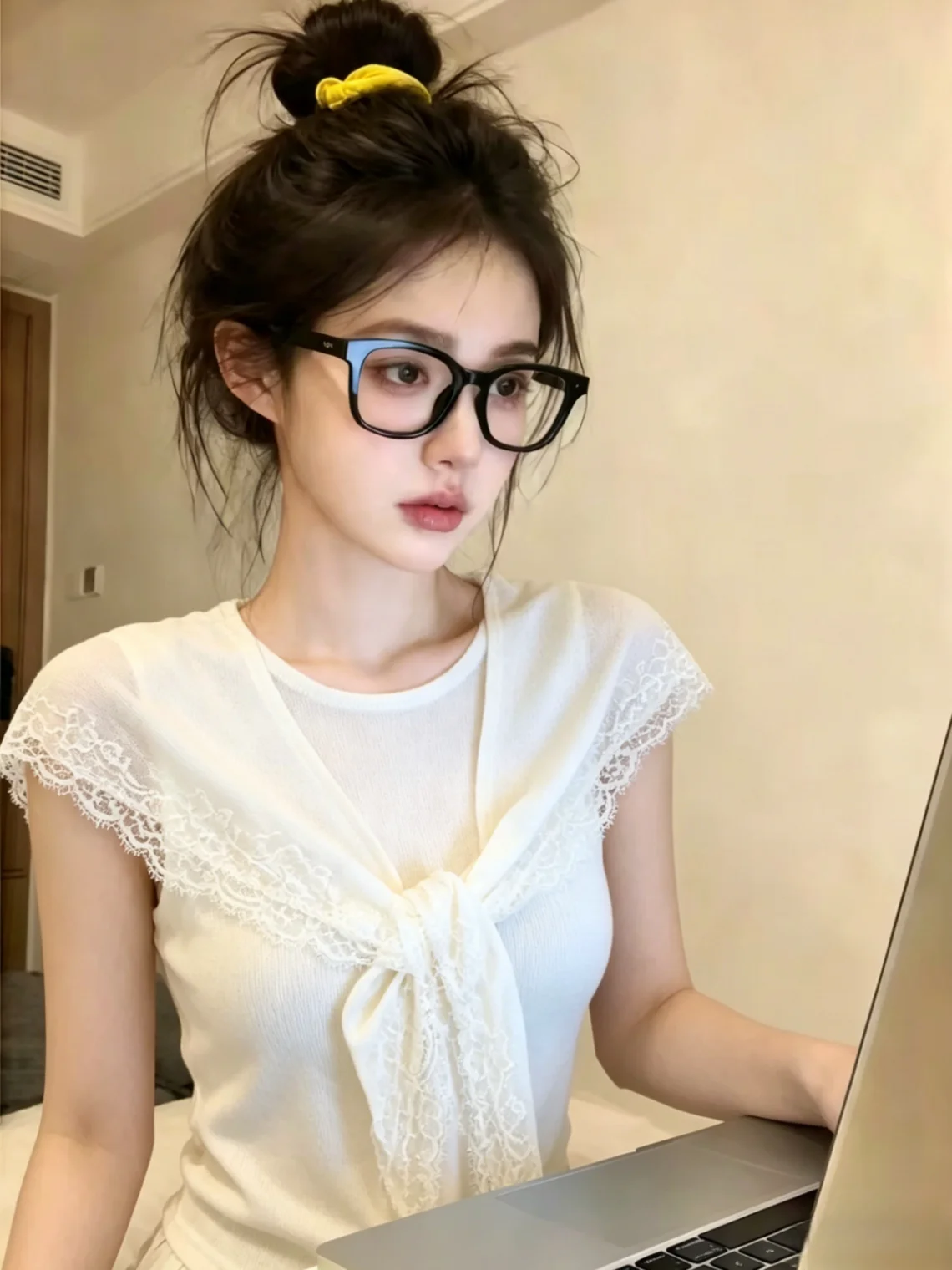 Lace Shoulder Wrap Knitted Vest Women's Summer New Style Slimming Top Self-Preserving Sleeveless Knittedwear Korean Style
Lace Shoulder Wrap Knitted Vest Women's Summer New Style Slimming Top Self-Preserving Sleeveless Knittedwear Korean Style
