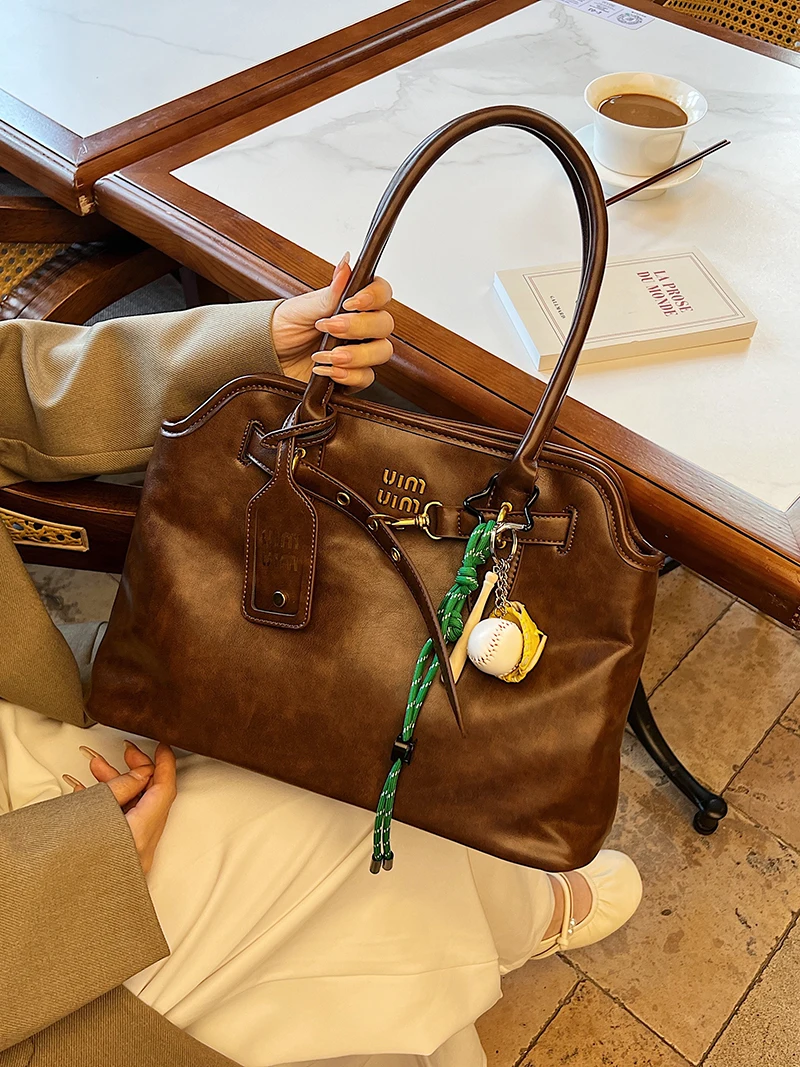 Light luxury fashion all-match belt buckle one-shoulder portable large-capacity tote bag underarm bag new big bag female trend
Light luxury fashion all-match belt buckle one-shoulder portable large-capacity tote bag underarm bag new big bag female trend