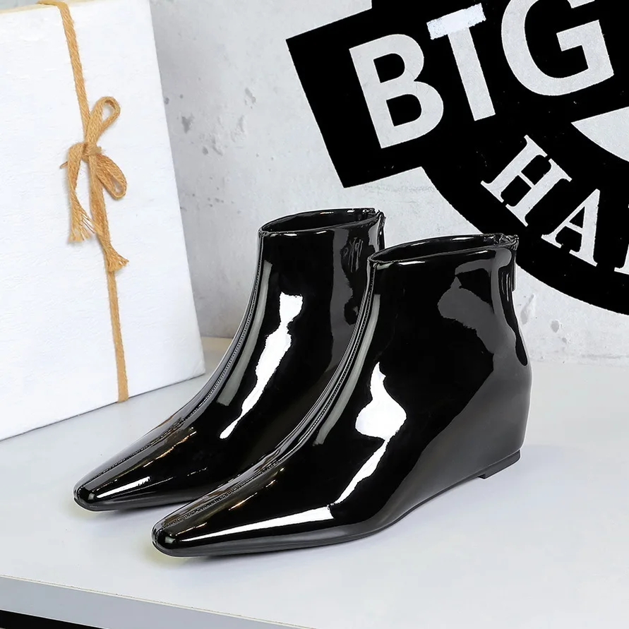 Fashion Korean Versatile Interior Height Rise Slope Heels Shiny Surface Lacquer Leather Short Sleeve Foot Repair For Women Pumps
Fashion Korean Versatile Interior Height Rise Slope Heels Shiny Surface Lacquer Leather Short Sleeve Foot Repair For Women Pumps