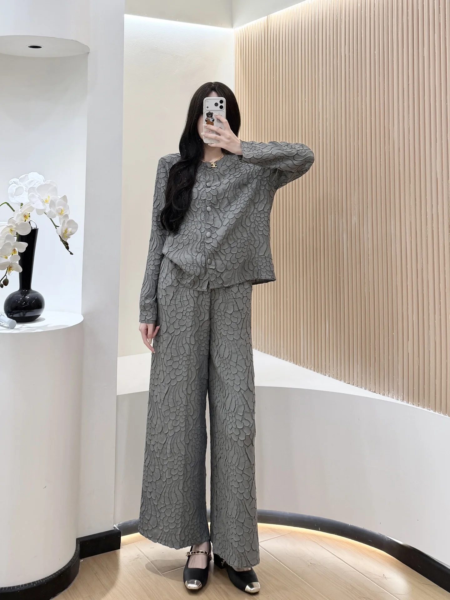 Женский комплект из двух предметов: топ с длинными рукавами и пуговицами в серой градации и брюки с широкими штанинами. Элегантный повседневный стиль, модный тренд 2025 года.
Женский комплект из двух предметов: топ с длинными рукавами и пуговицами в серой градации и брюки с широкими штанинами. Элегантный повседневный стиль, модный тренд 2025 года.