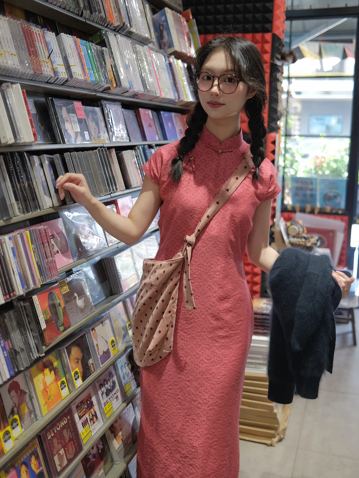 Куртка-жакет Mystery Berries Pax Long с низким разрезом, коротким рукавом, из дышащей вискозы и нейлона, однотонная, в университетском стиле, с открытыми элементами
Куртка-жакет Mystery Berries Pax Long с низким разрезом, коротким рукавом, из дышащей вискозы и нейлона, однотонная, в университетском стиле, с открытыми элементами