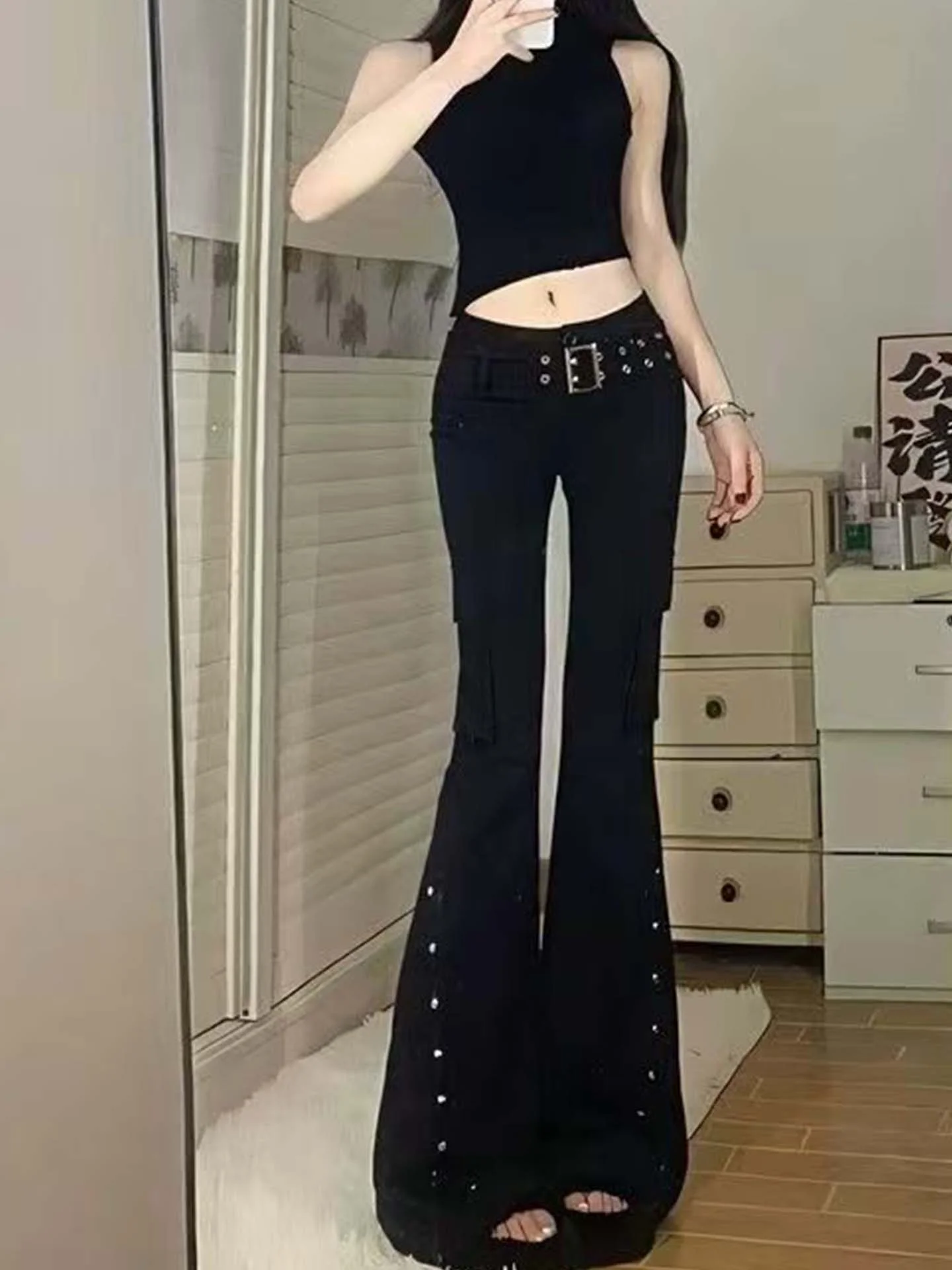 Женские джинсы-клеш с низкой талией, облегающие, в пол, с заклепками, повседневные брюки в уличном стиле, из полиэфирного волокна
Женские джинсы-клеш с низкой талией, облегающие, в пол, с заклепками, повседневные брюки в уличном стиле, из полиэфирного волокна