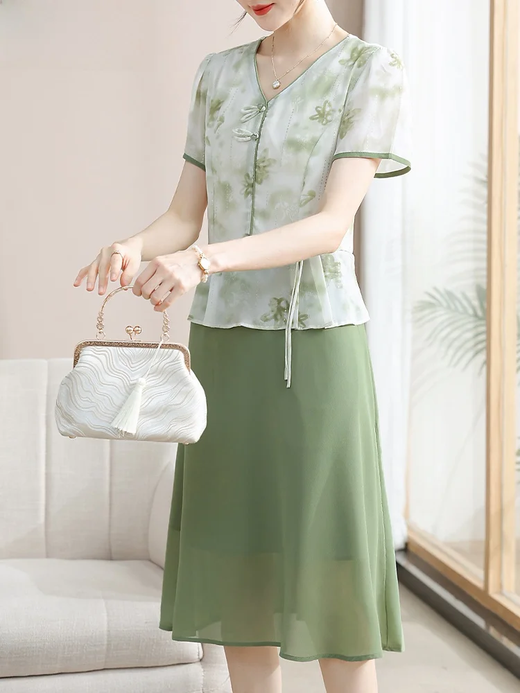 Модное летнее платье для женщин: новое, в китайском стиле, свободного кроя, из полиэстера, с коротким рукавом, миди-длина.
Модное летнее платье для женщин: новое, в китайском стиле, свободного кроя, из полиэстера, с коротким рукавом, миди-длина.