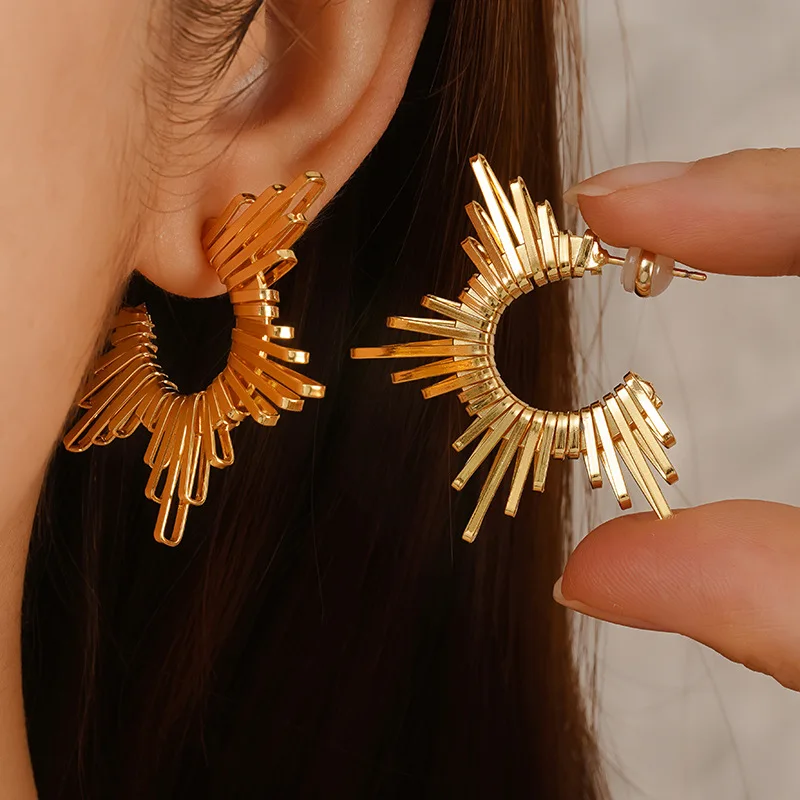 Copper Gold Wave Pattern Earrings For Women And Girls Exquisite Jewelry Fashionable And Luxurious Anniversary Gift
Copper Gold Wave Pattern Earrings For Women And Girls Exquisite Jewelry Fashionable And Luxurious Anniversary Gift