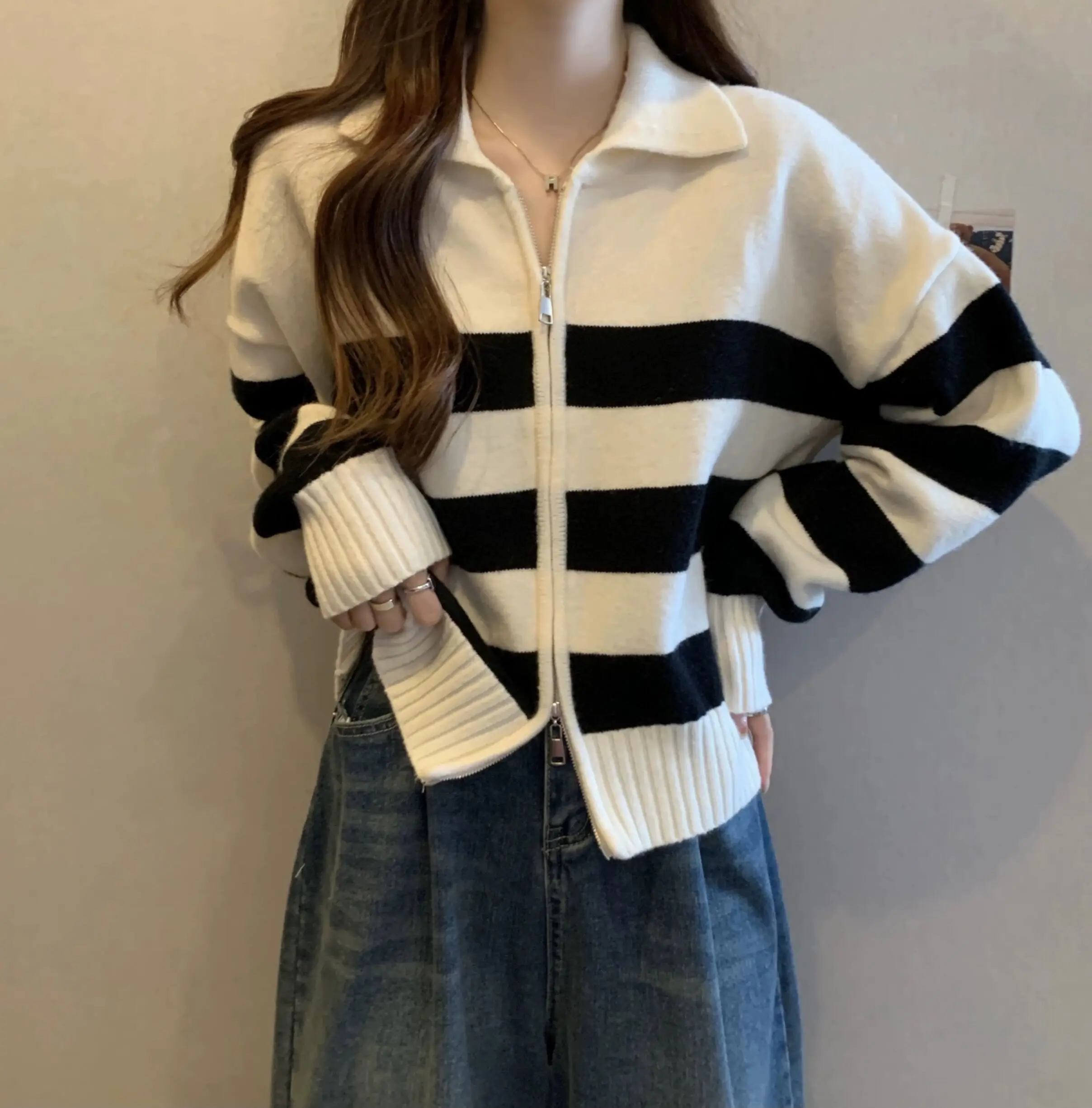 Striped Knitted Cardigan Women's Spring Autumn French Laple Tops Korean Fashion Loose Double Zipper Sweater Coats 2024 New
Striped Knitted Cardigan Women's Spring Autumn French Laple Tops Korean Fashion Loose Double Zipper Sweater Coats 2024 New