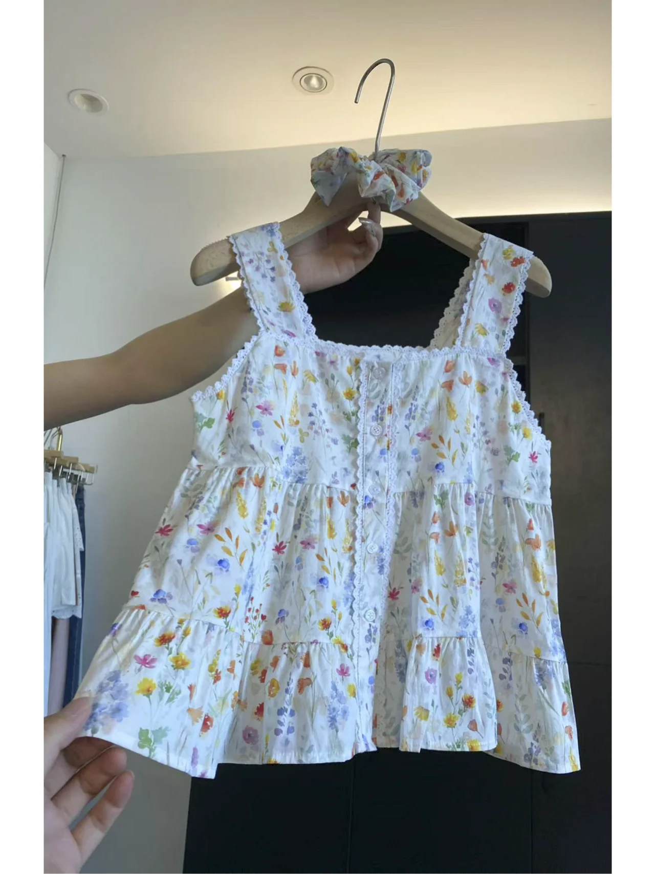 Retro Floral Design Off-Shoulder Sleeveless Top Women's Summer 2025 Elegant Unique Style Commute Fashion Pure Color Shirt
Retro Floral Design Off-Shoulder Sleeveless Top Women's Summer 2025 Elegant Unique Style Commute Fashion Pure Color Shirt