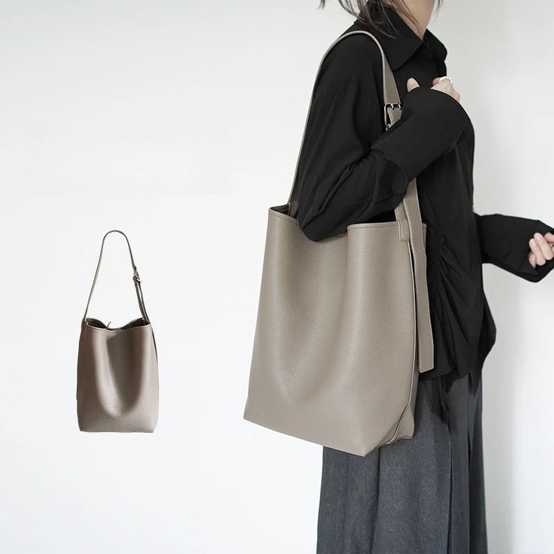 Large-capacity, relaxed and comfortable tote bag for women, bucket bag, single shoulder design for daily commuting.
Large-capacity, relaxed and comfortable tote bag for women, bucket bag, single shoulder design for daily commuting.