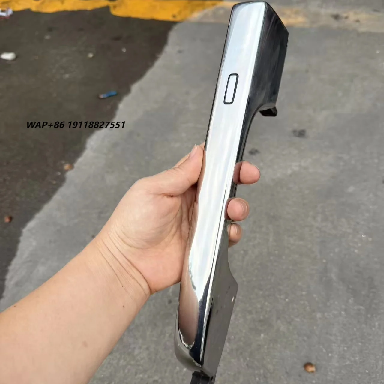 For Rolls the Handle on the Left Front Door of the Cullinan Car 51217398258
For Rolls the Handle on the Left Front Door of the Cullinan Car 51217398258