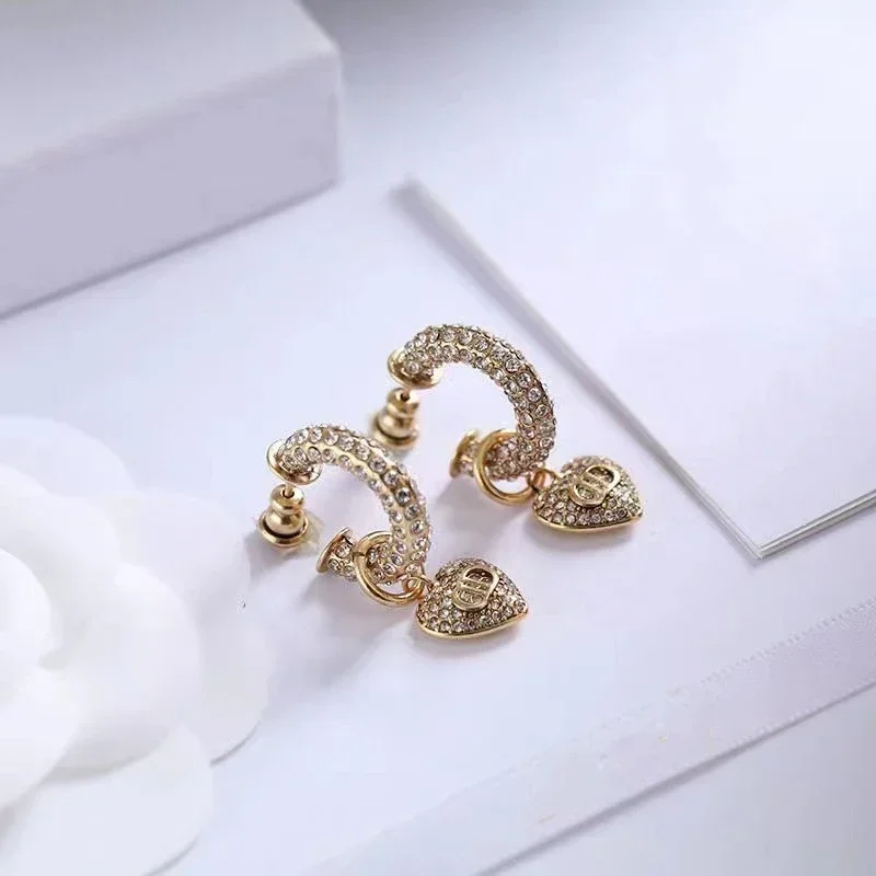 2025 New S925 Pure Silver Inlaid 14K Gold European and American Style Curved Hook Love Set Diamond Earrings
2025 New S925 Pure Silver Inlaid 14K Gold European and American Style Curved Hook Love Set Diamond Earrings