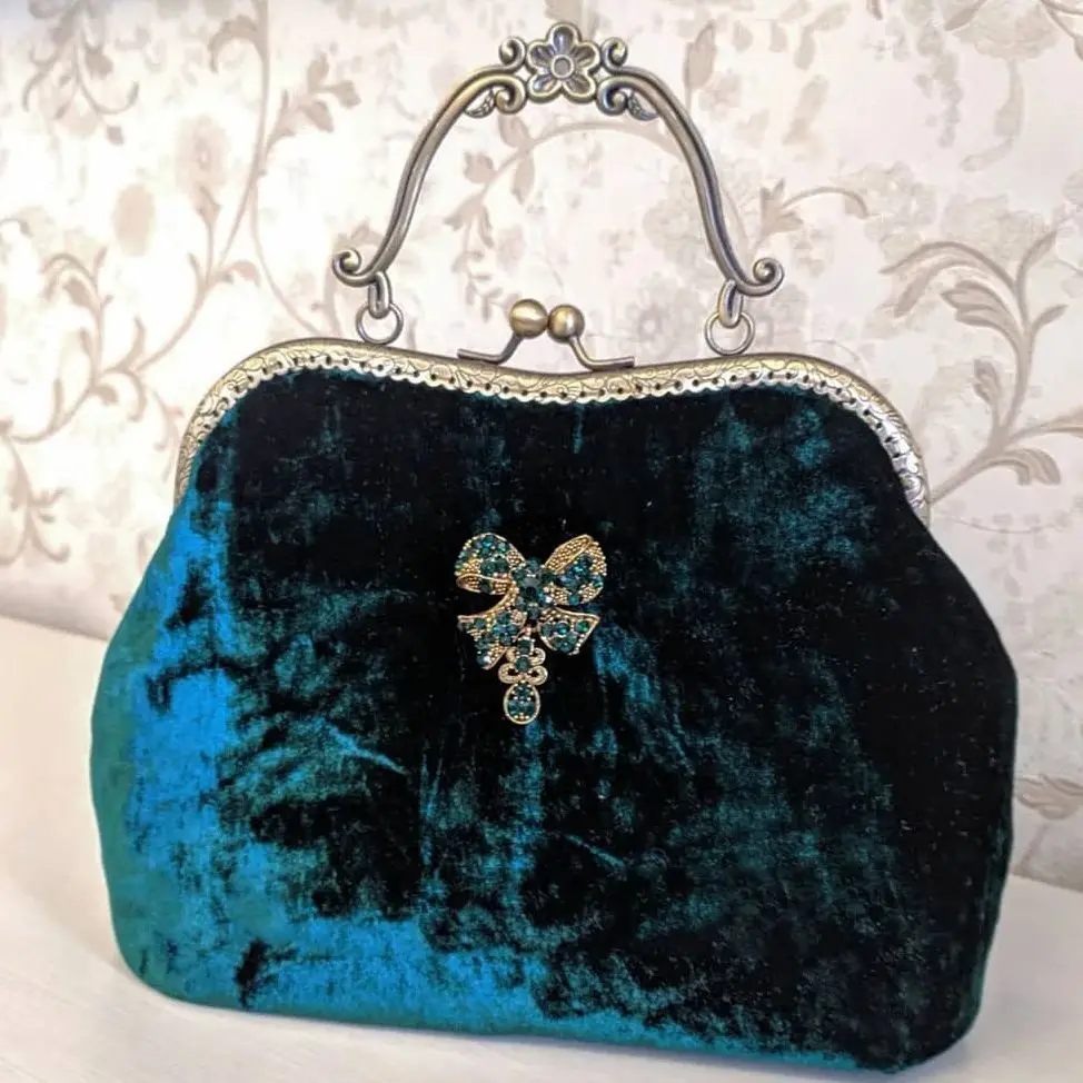 Lost in Vinatge Royal Emerald Velvet Clasp Clutch Beset with Diamonds Bag Snap Closure Frame Evening Clutch 25x18x8cm
Lost in Vinatge Royal Emerald Velvet Clasp Clutch Beset with Diamonds Bag Snap Closure Frame Evening Clutch 25x18x8cm