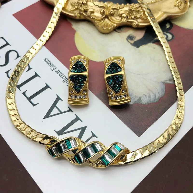 Vintage style emerald imitation gemstone minimalist gold-plated necklace and earrings
Vintage style emerald imitation gemstone minimalist gold-plated necklace and earrings