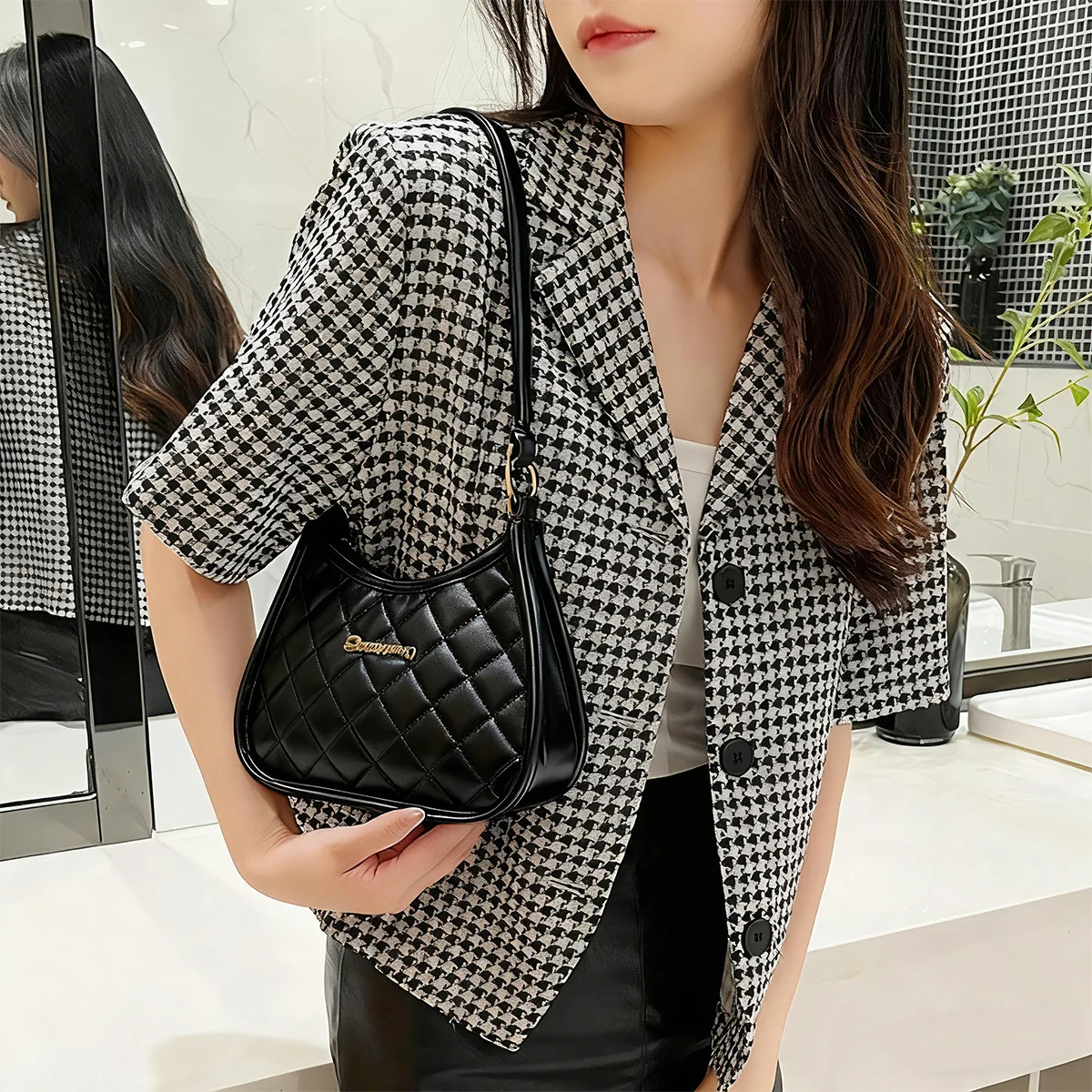 Сумка через плечо с ромбовидным узором, сумка-тоут под мышками в стиле Chanel, модная и универсальная сумка.
Сумка через плечо с ромбовидным узором, сумка-тоут под мышками в стиле Chanel, модная и универсальная сумка.