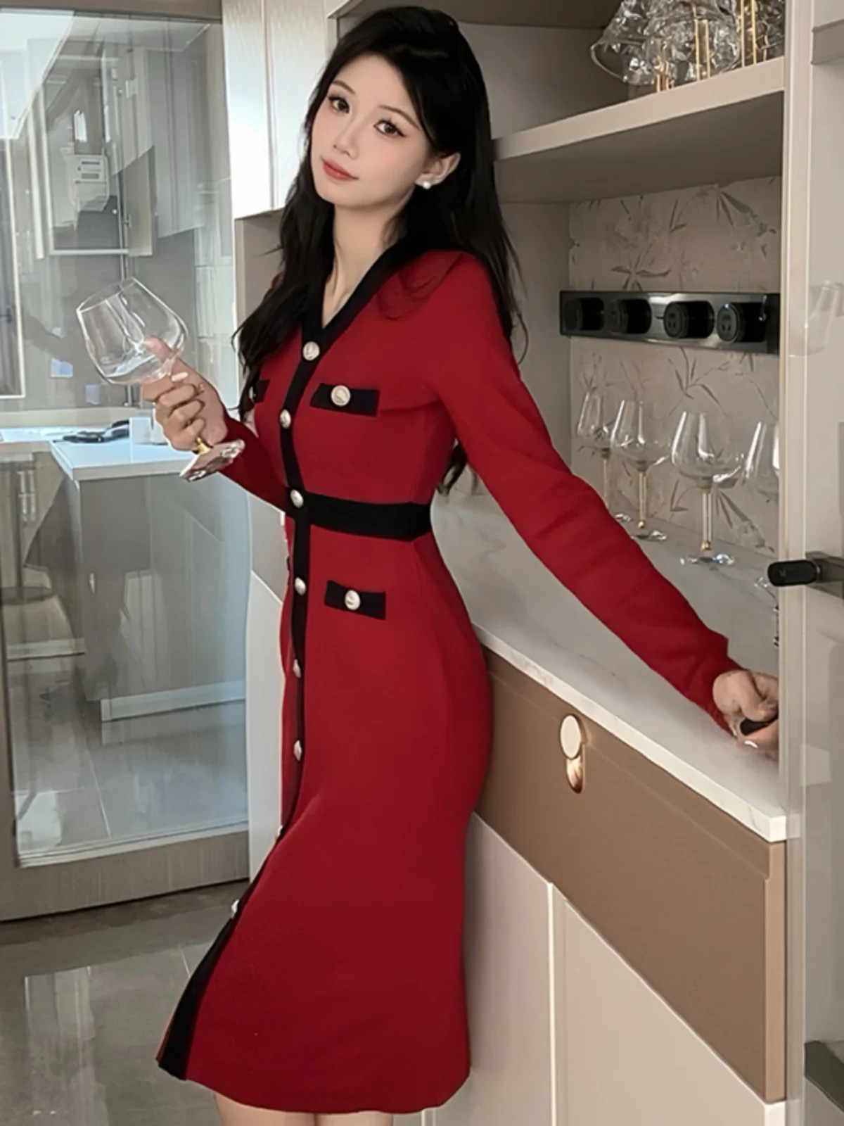 Red Elegant Small Fragrance Style Dress Mature Lady Waist Cinching Bodycon V-Neck Dress Women's Fashion Autumn 2026
Red Elegant Small Fragrance Style Dress Mature Lady Waist Cinching Bodycon V-Neck Dress Women's Fashion Autumn 2026