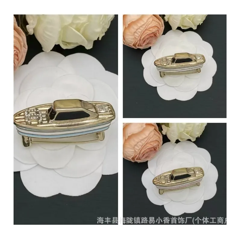 Double Brooch Light Luxury Commute Can Be Matched with Suit Coat Knitted Cardigan Dress Chest
Double Brooch Light Luxury Commute Can Be Matched with Suit Coat Knitted Cardigan Dress Chest