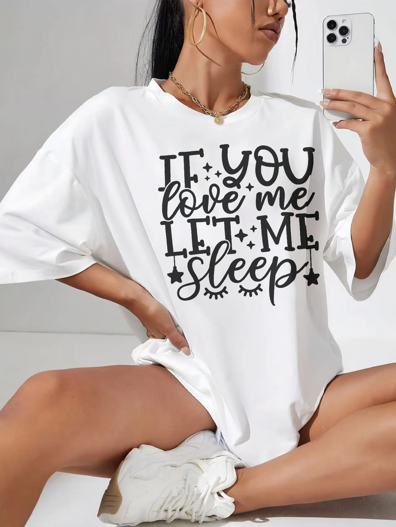 Белая женская футболка с круглым вырезом If You Love Me Let Me Sleep, свободная посадка, идеально подходящая для повседневной летней атмосферы
Белая женская футболка с круглым вырезом If You Love Me Let Me Sleep, свободная посадка, идеально подходящая для повседневной летней атмосферы