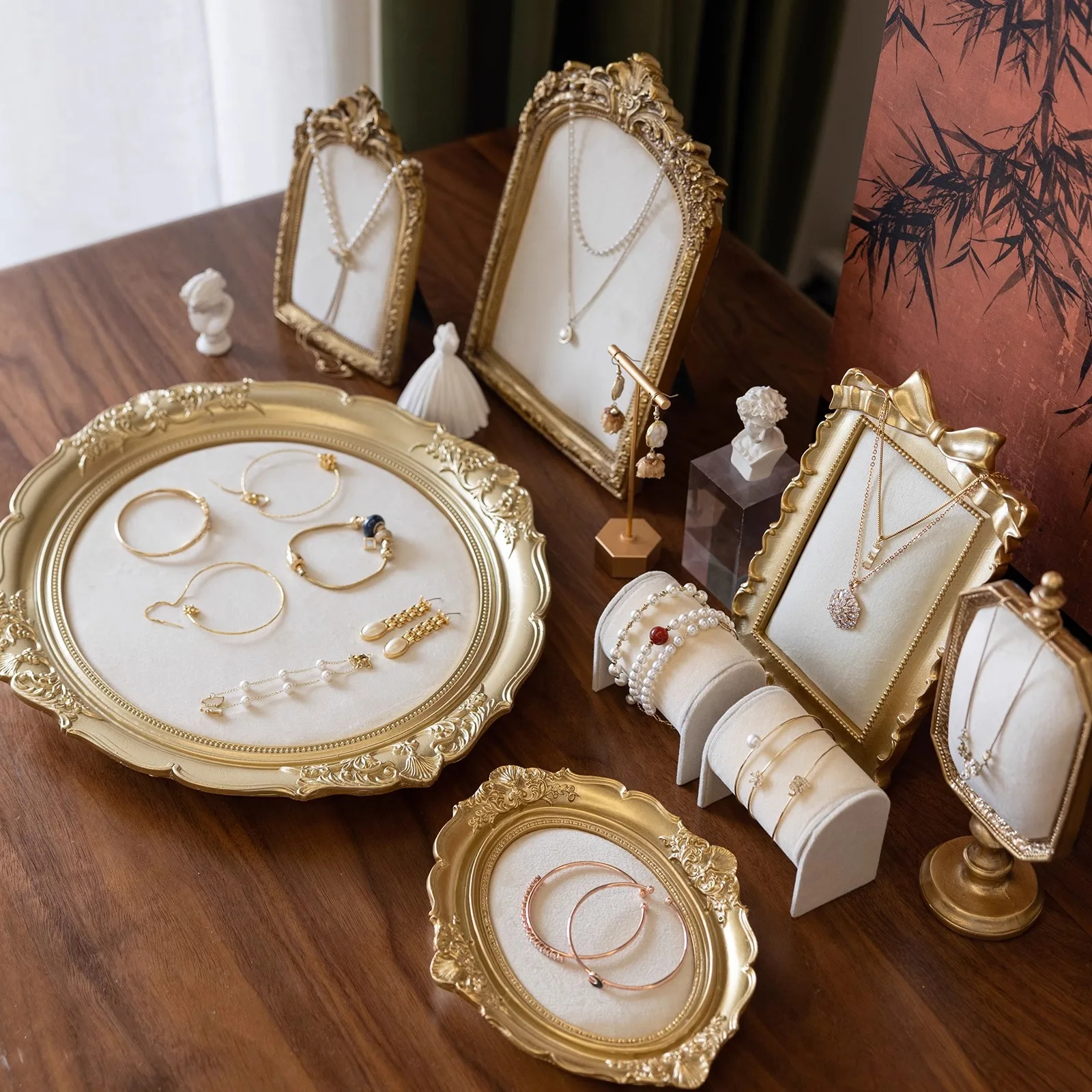 Бархатный органайзер для ювелирных изделий, витрина с ретро-рамкой для демонстрационной коллекции фотографий для колец, ожерелья, сережек
Бархатный органайзер для ювелирных изделий, витрина с ретро-рамкой для демонстрационной коллекции фотографий для колец, ожерелья, сережек