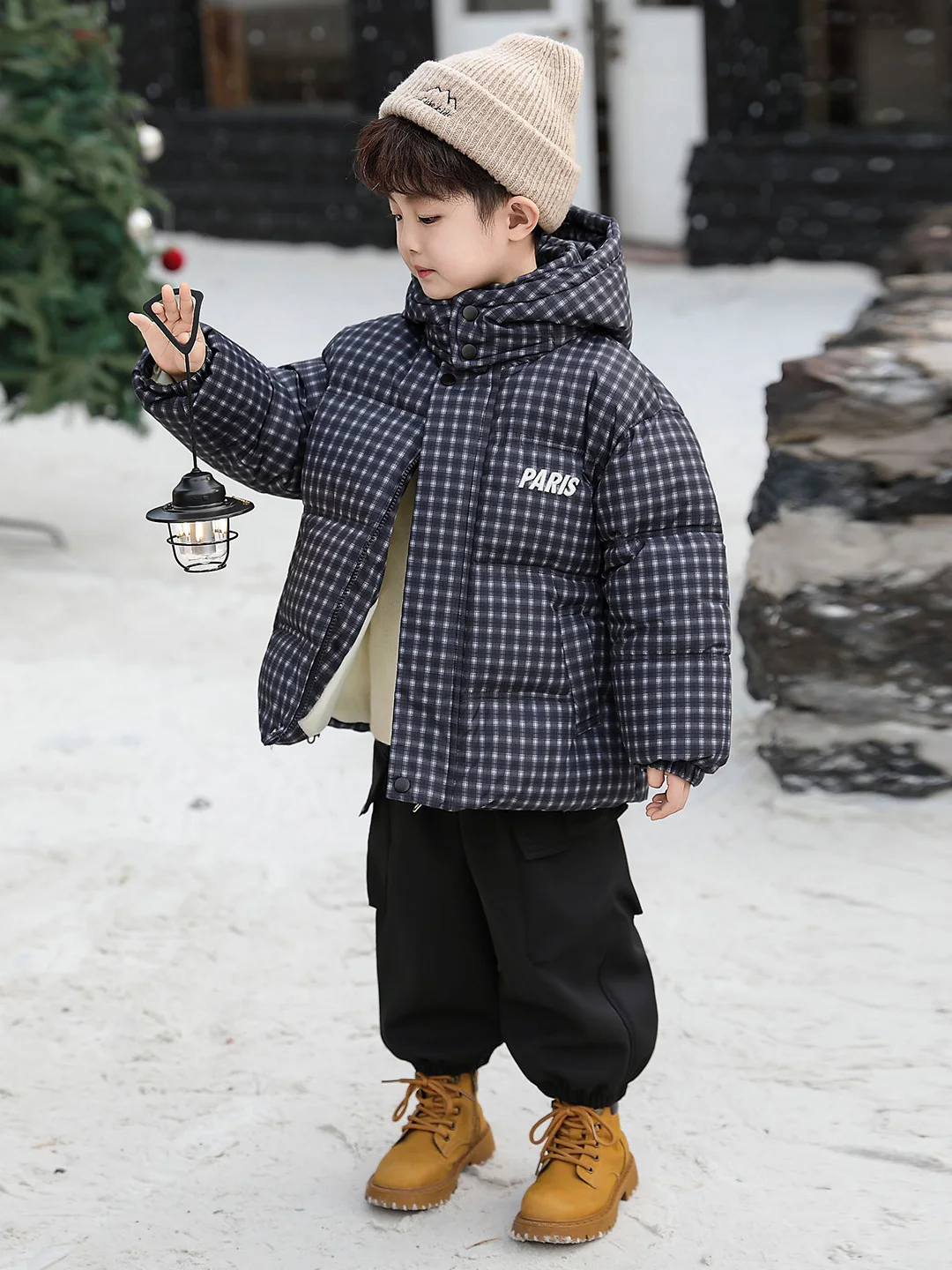 Зимняя куртка для мальчиков из хлопка с вышивкой и клетчатым узором, с подкладкой, молодежный дизайн, воротник-стойка, удлиненный рукав, на молнии
Зимняя куртка для мальчиков из хлопка с вышивкой и клетчатым узором, с подкладкой, молодежный дизайн, воротник-стойка, удлиненный рукав, на молнии