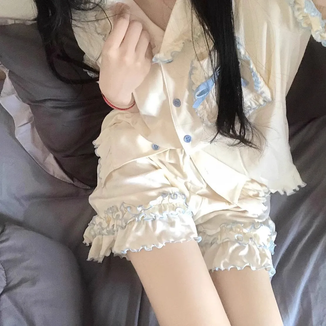 Комплект женской пижамы из 2 предметов: шорты и футболка с коротким рукавом. Летняя пижама, удобная и мягкая. Домашний комплект. Милая пижама для девушки.
Комплект женской пижамы из 2 предметов: шорты и футболка с коротким рукавом. Летняя пижама, удобная и мягкая. Домашний комплект. Милая пижама для девушки.