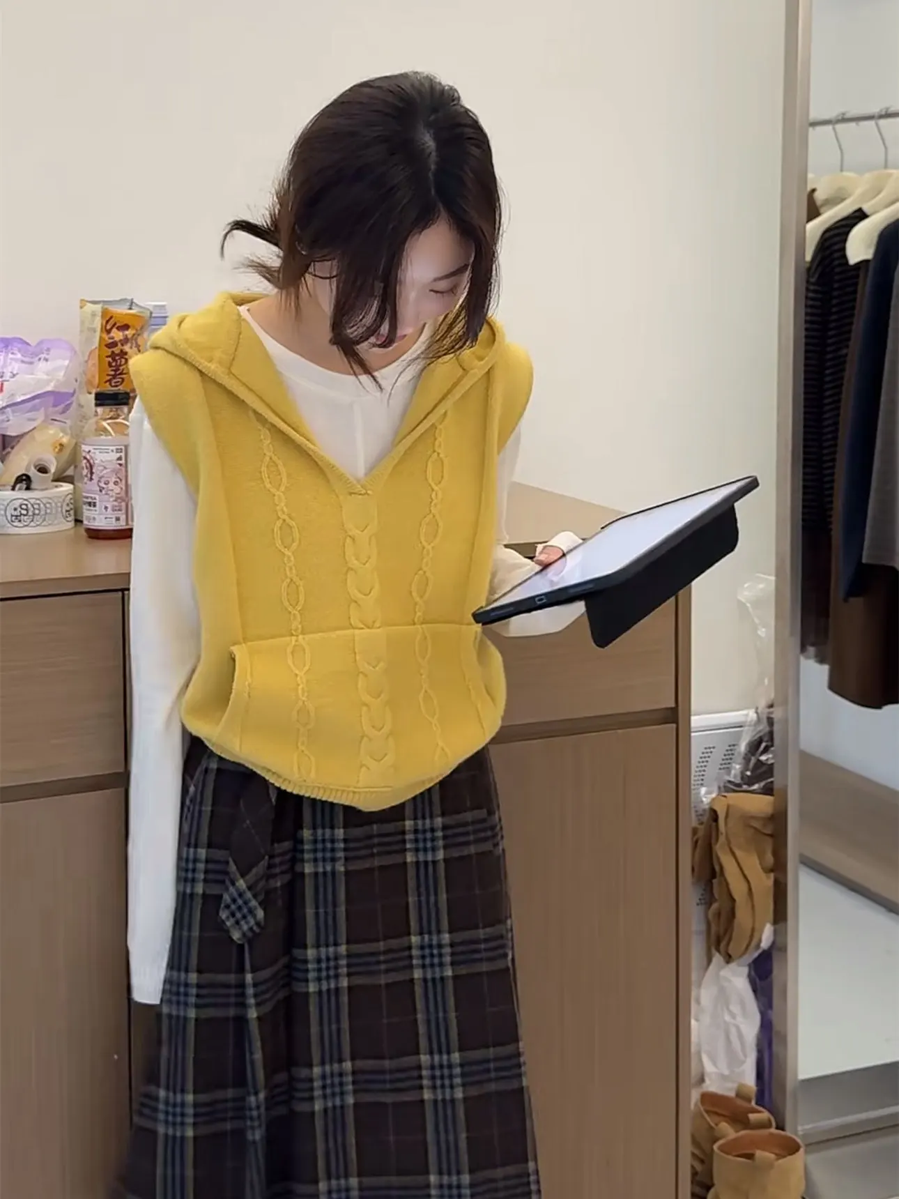 Cashmere hooded knitted vest vest women wear sleeveless tops with overlapping waistcoats in early spring and autumn.
Cashmere hooded knitted vest vest women wear sleeveless tops with overlapping waistcoats in early spring and autumn.