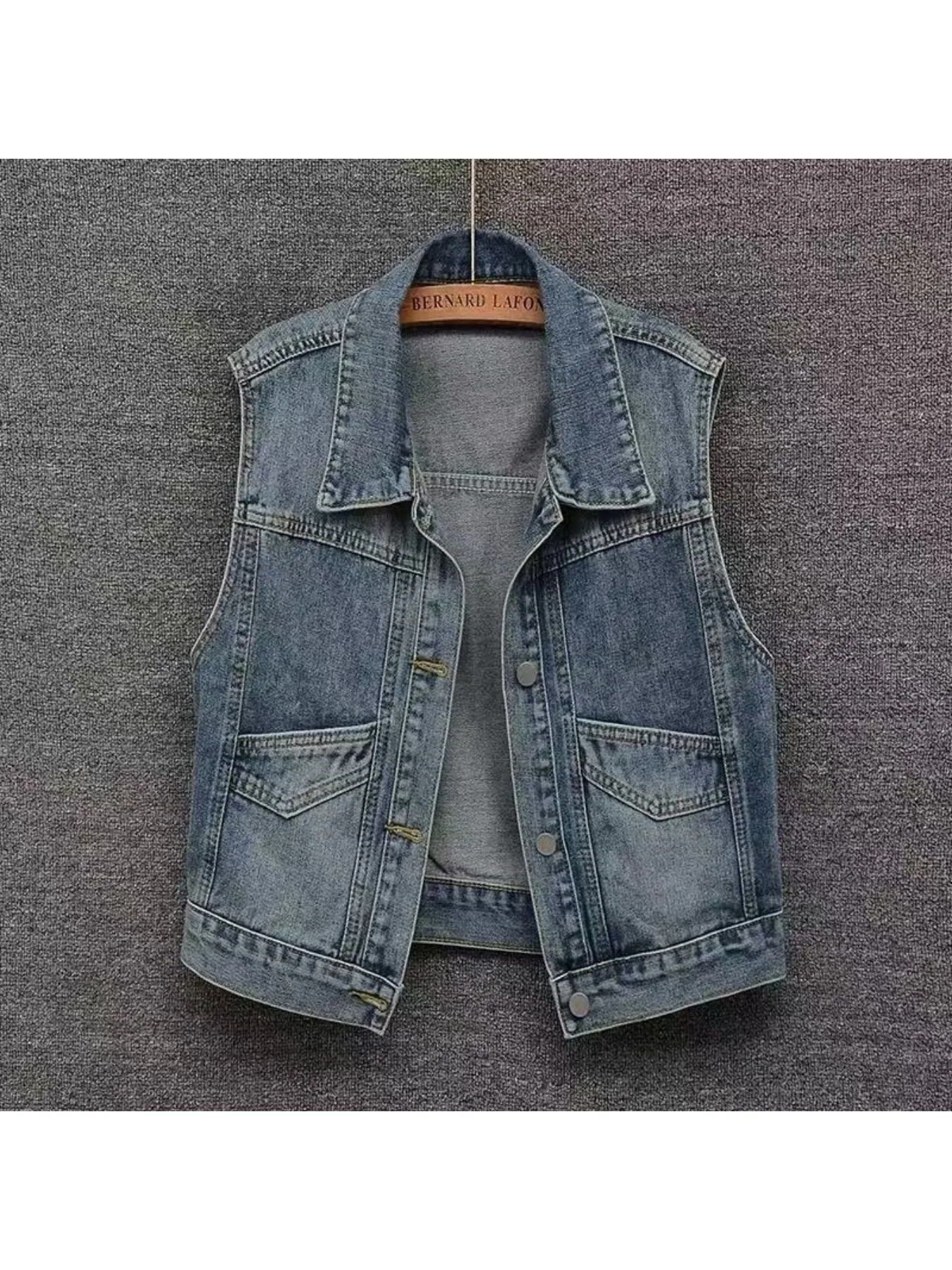 Vintage Denim Sleeveless Vest Single-Breasted Short Waistcoat Casual Outerwear for Spring & Autumn
Vintage Denim Sleeveless Vest Single-Breasted Short Waistcoat Casual Outerwear for Spring & Autumn