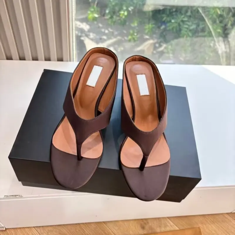 Designer Brand Original Wedge Heel High-heeled Height Increasing Silk Herringbone Clip Toe Flip Flops
Designer Brand Original Wedge Heel High-heeled Height Increasing Silk Herringbone Clip Toe Flip Flops