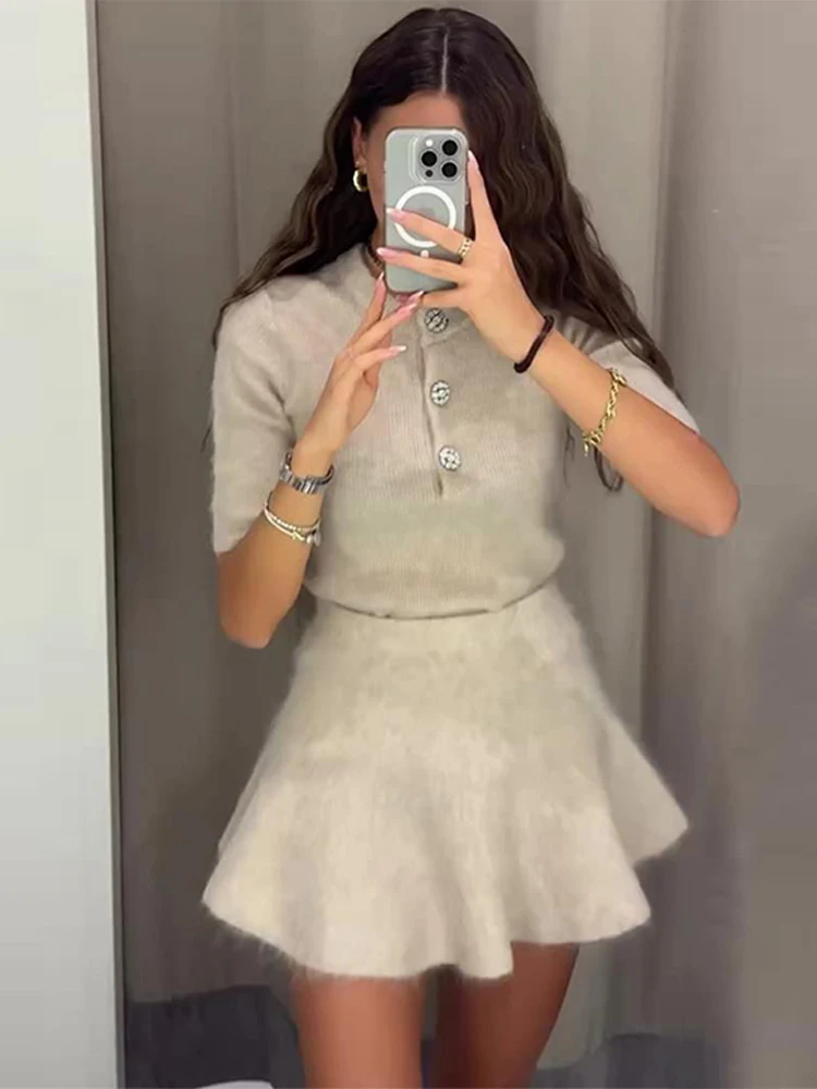 Knit Skirt Women's Two Pieces Set 2025 Spring Summer Short Sleeve Button Pullovers A-line Mini Skirts New Female Street Outfits
Knit Skirt Women's Two Pieces Set 2025 Spring Summer Short Sleeve Button Pullovers A-line Mini Skirts New Female Street Outfits