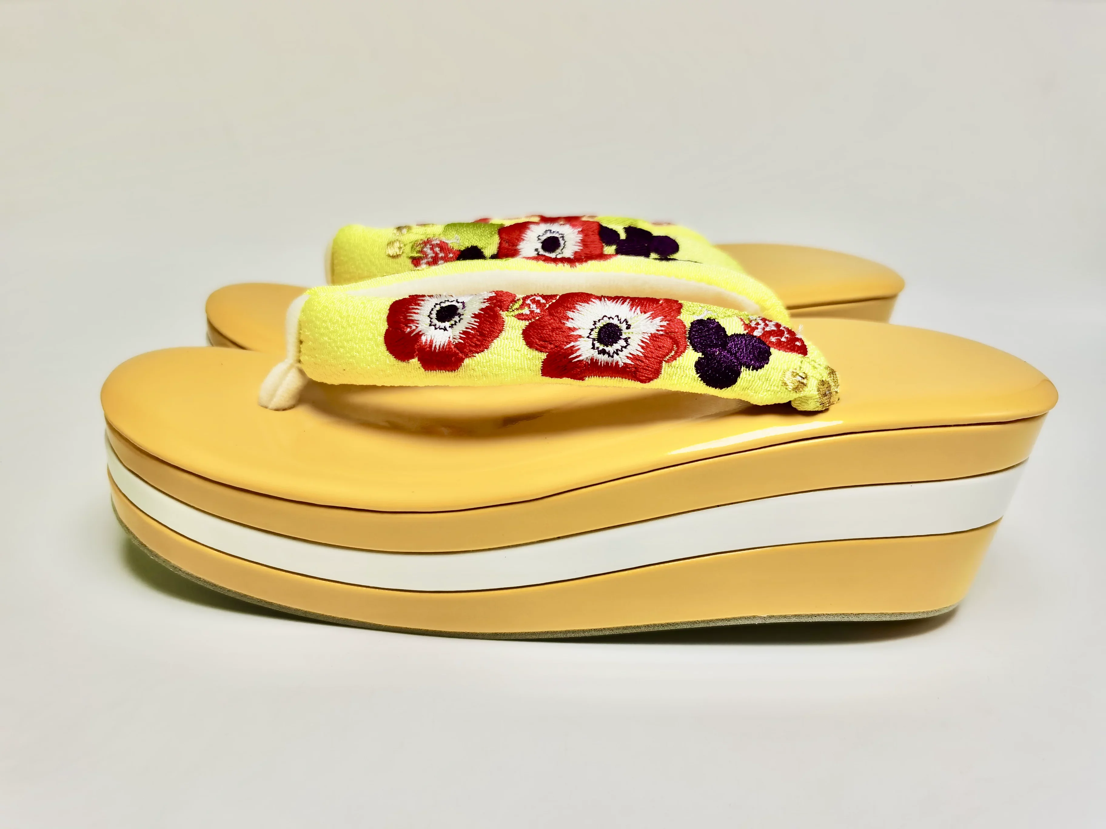 Japanese Women's Formal Zori Sandals – Three-Tier Traditional Geta for Kimono, Furisode & Cosplay Elegant Footwear for Cultural
Japanese Women's Formal Zori Sandals – Three-Tier Traditional Geta for Kimono, Furisode & Cosplay Elegant Footwear for Cultural