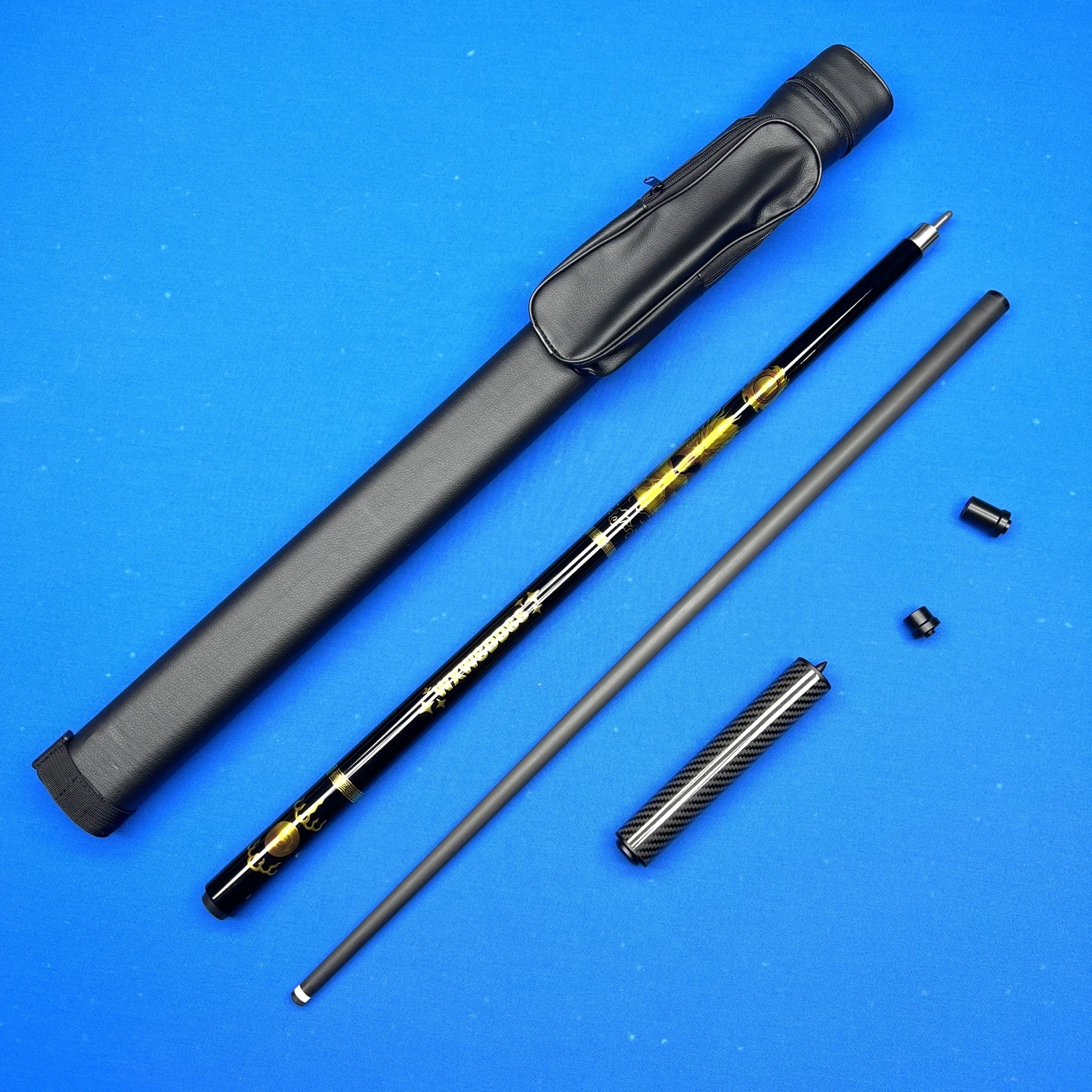 Бильярдный кий с низким дефлекционным наконечником из углеродного волокна (12,5 мм) с дизайном китайского дракона — включает удлинитель кия и защитный жесткий футляр
Бильярдный кий с низким дефлекционным наконечником из углеродного волокна (12,5 мм) с дизайном китайского дракона — включает удлинитель кия и защитный жесткий футляр