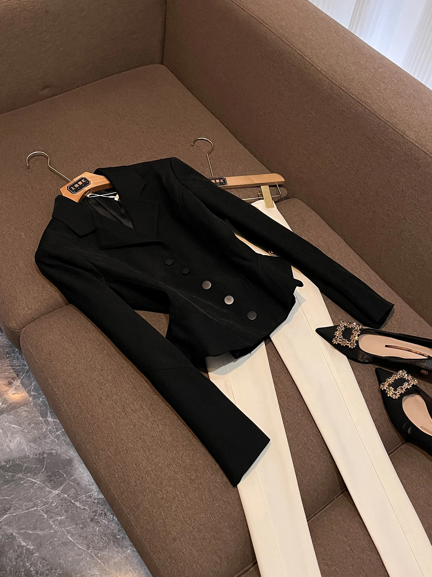 Slim Fit Long Sleeve Black Women's Suit Professional Double Button Design Summer 2026 Fashion Outerwear P503
Slim Fit Long Sleeve Black Women's Suit Professional Double Button Design Summer 2026 Fashion Outerwear P503