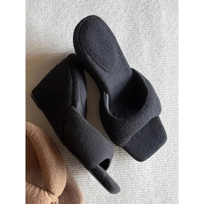 2026 New Black Plush Slope Heel Slippers, High Heels, Cool Trailers, Fashionable Outerwear, Thick Bottom, Comfortable Slippers
2026 New Black Plush Slope Heel Slippers, High Heels, Cool Trailers, Fashionable Outerwear, Thick Bottom, Comfortable Slippers