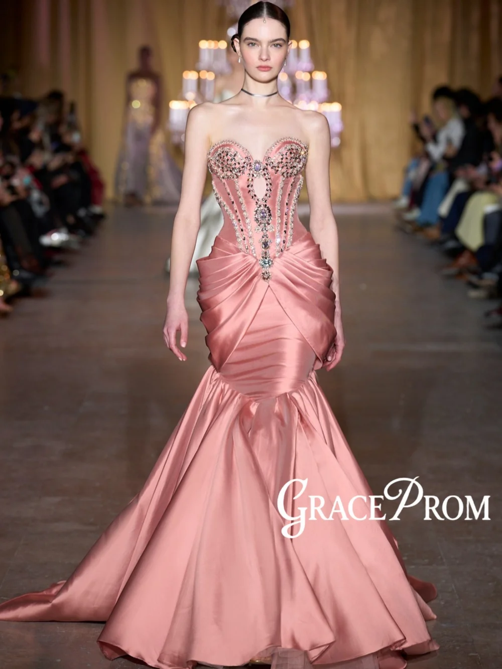 Luxury Shinny Crystal Evening Dress Elegant Sweetheart Neck Wedding Party Gown Customized Pleated Satin Long Banquet Gowns
Luxury Shinny Crystal Evening Dress Elegant Sweetheart Neck Wedding Party Gown Customized Pleated Satin Long Banquet Gowns