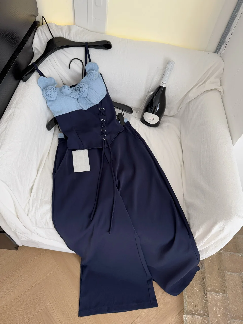 Flower Strap Color Matching Suspender Top + Floor Mopping Wide-leg Casual Pants Two-piece Set
Flower Strap Color Matching Suspender Top + Floor Mopping Wide-leg Casual Pants Two-piece Set